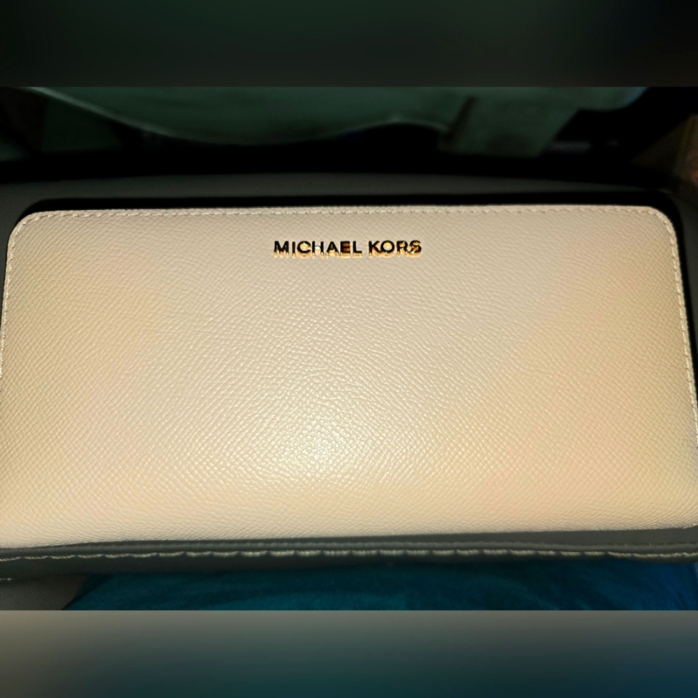 Michael Kors Jet Set Continental Multifunction Phone Gold-Tone Wristlet